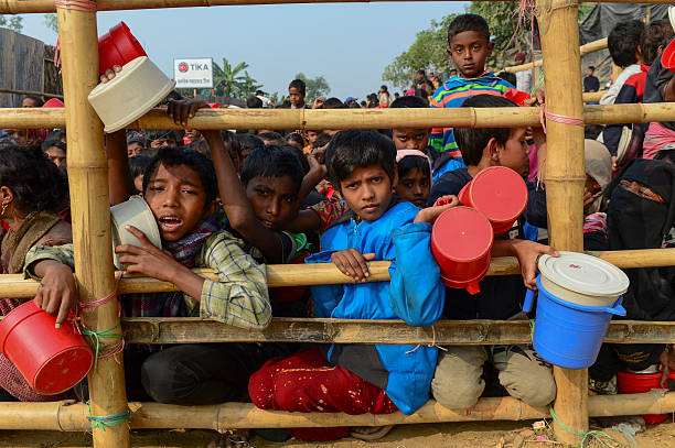 rohingya people taking food ration